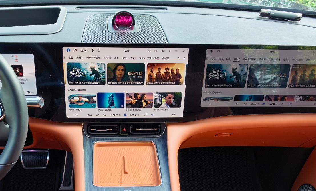 这几天奥斯卡颁奖刷不停，想重温经典佳片的宝子，鸿蒙智行这波直接把奥斯卡影院搬上车