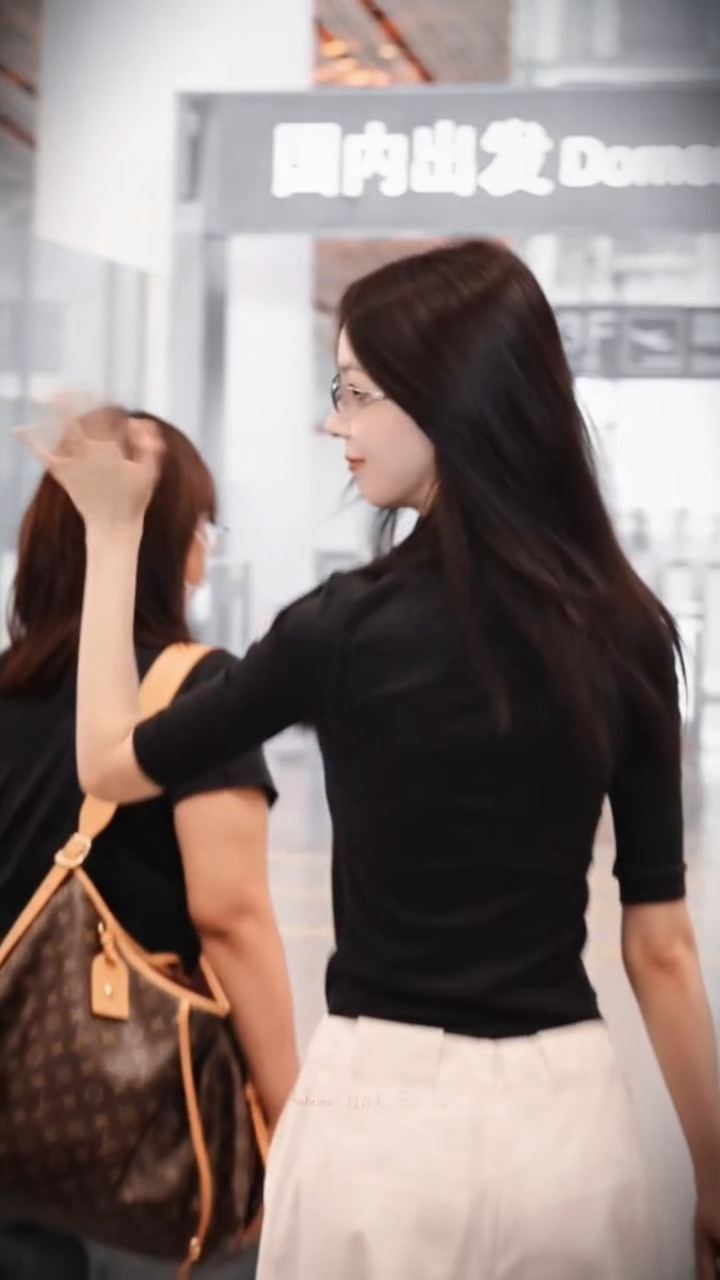 瑶妹这个无框眼镜好好看完全知性高智姐…在机场还碰到熟人了 聊得好开心陈瑶无框眼镜