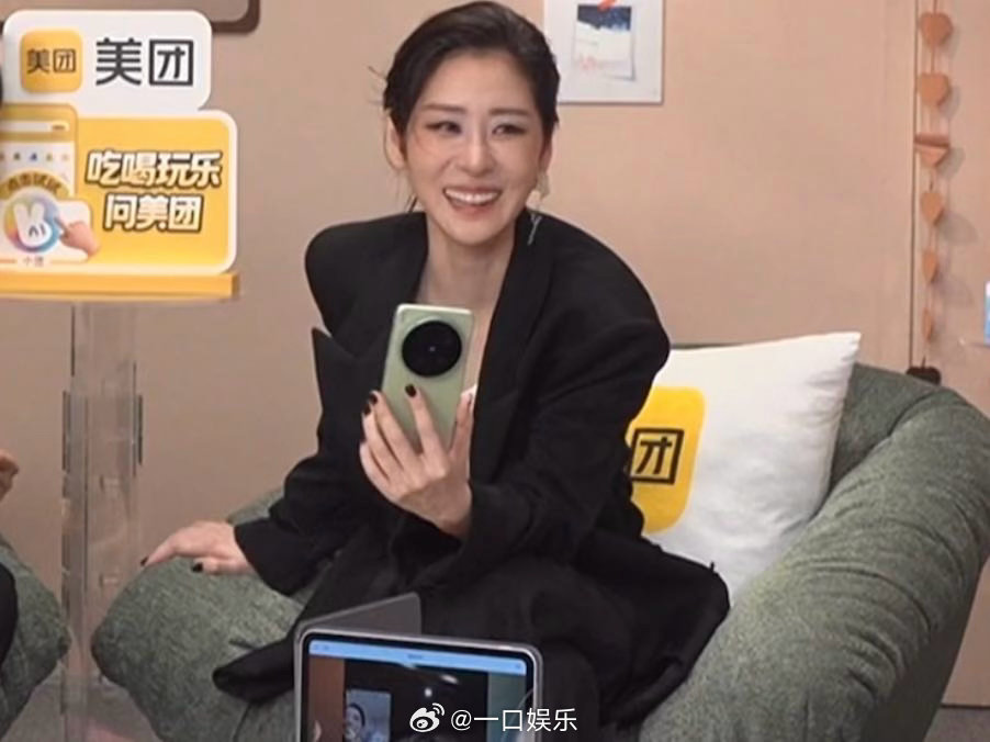 张碧晨歌手妆造好帅被张碧晨帅晕一身简约黑色西装干练大气，搭配利落盘发造型，氛围感
