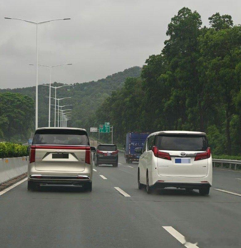高山跟阿尔法同框 不谈价格你们觉得谁更有气场[比耶]不知道我的高山啥时候能提 [