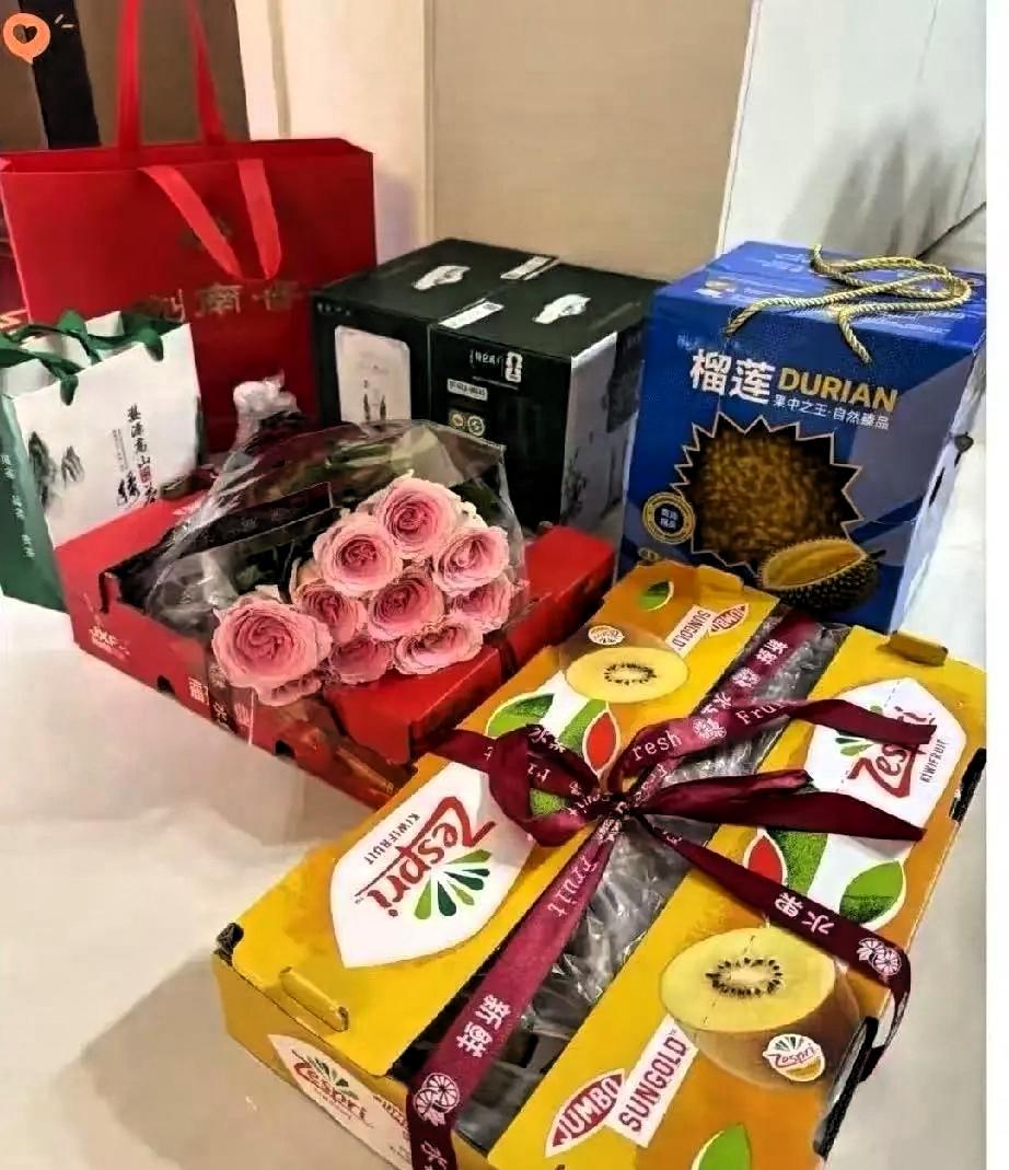 一个女子吐槽说：“我家大姑姐太恶心了，中秋来看爸妈，送了一堆礼品过来，我寻思着转