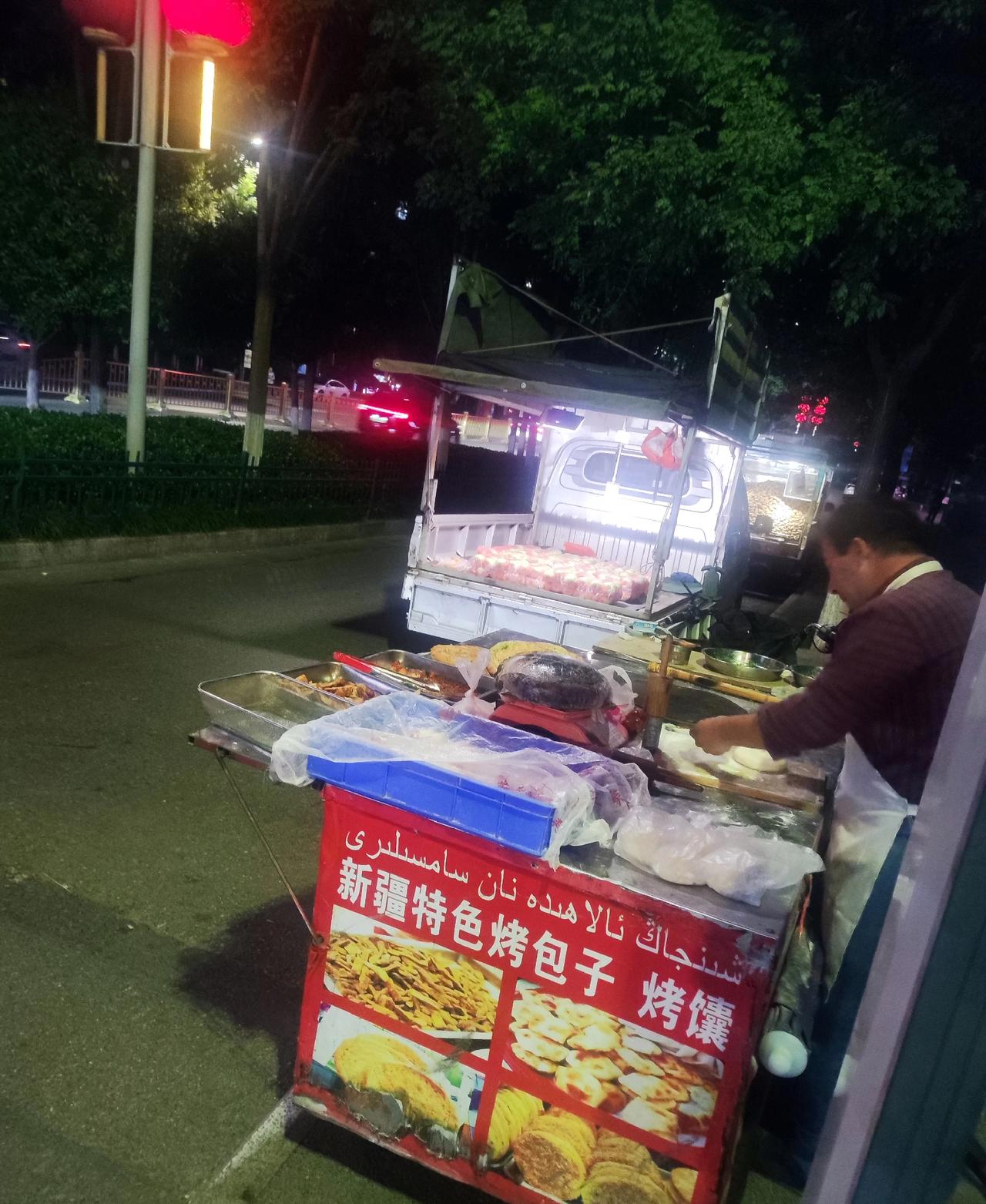 这两天西安北郊的烤馕小哥阿达西太火了！
但西安南郊的烤馕阿达西也值得被关注！[灵