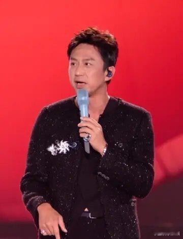 以为邓超偷穿孙俪衣服邓超一上台就跟吃了兴奋剂一样，蹦蹦跳跳的，这哪是中年人啊这是