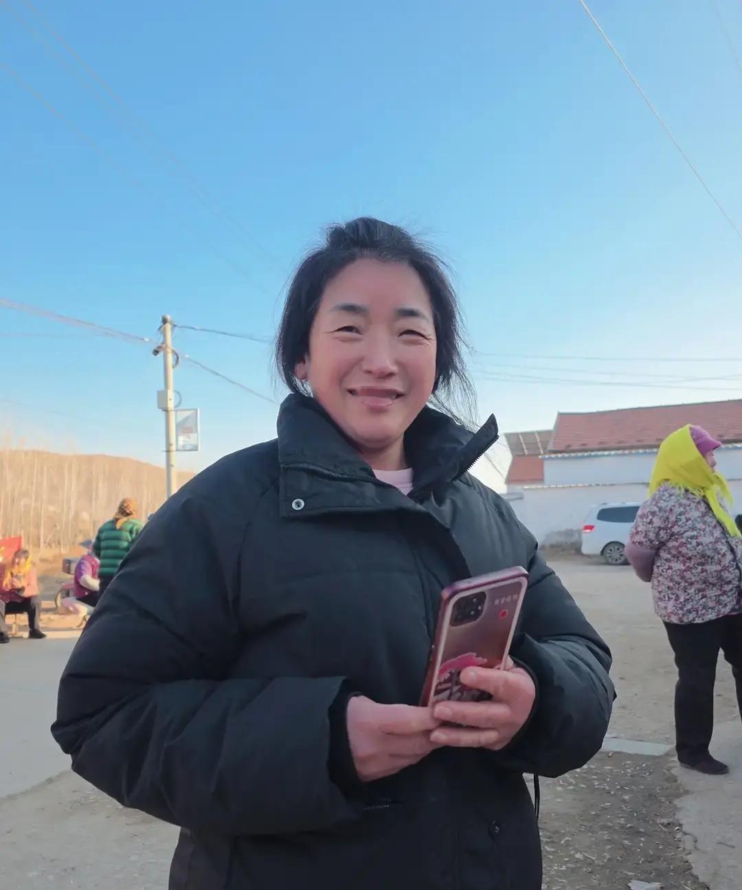 李老三在村晚排练里突然举手，说让她来主持。
她拿着皱巴巴的稿纸，方言一出口全场就