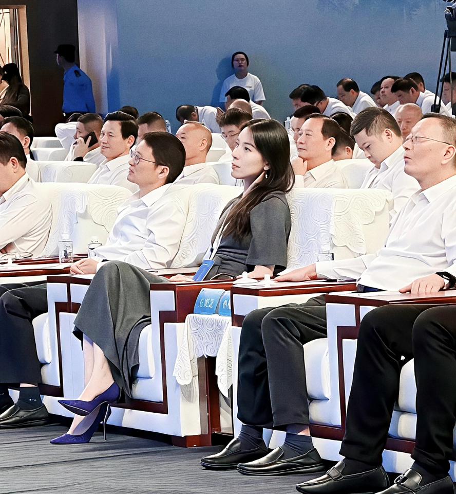 一枝独秀！在一群大老爷们的映衬下，她的美丽与出众愈发凸显。若要用一个成语来形容此