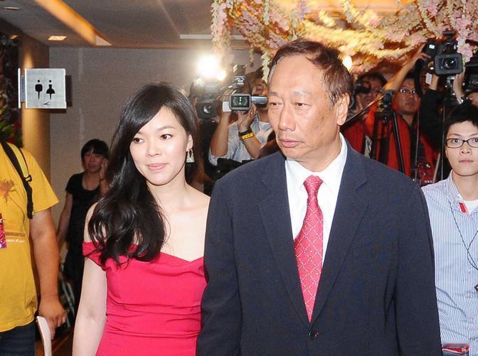 2005，郭台铭刚成为台湾身价百亿的富豪，发妻林淑如就因病离世，郭台铭悲痛欲绝下