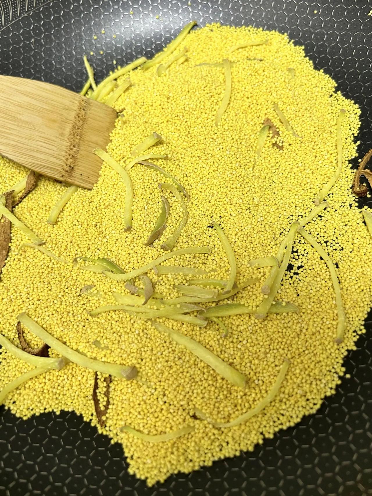 自制姜丝小米茶！夏天清废水，暖脾 胃

夏季少不了空调冷饮，再加阴雨连绵，总之就