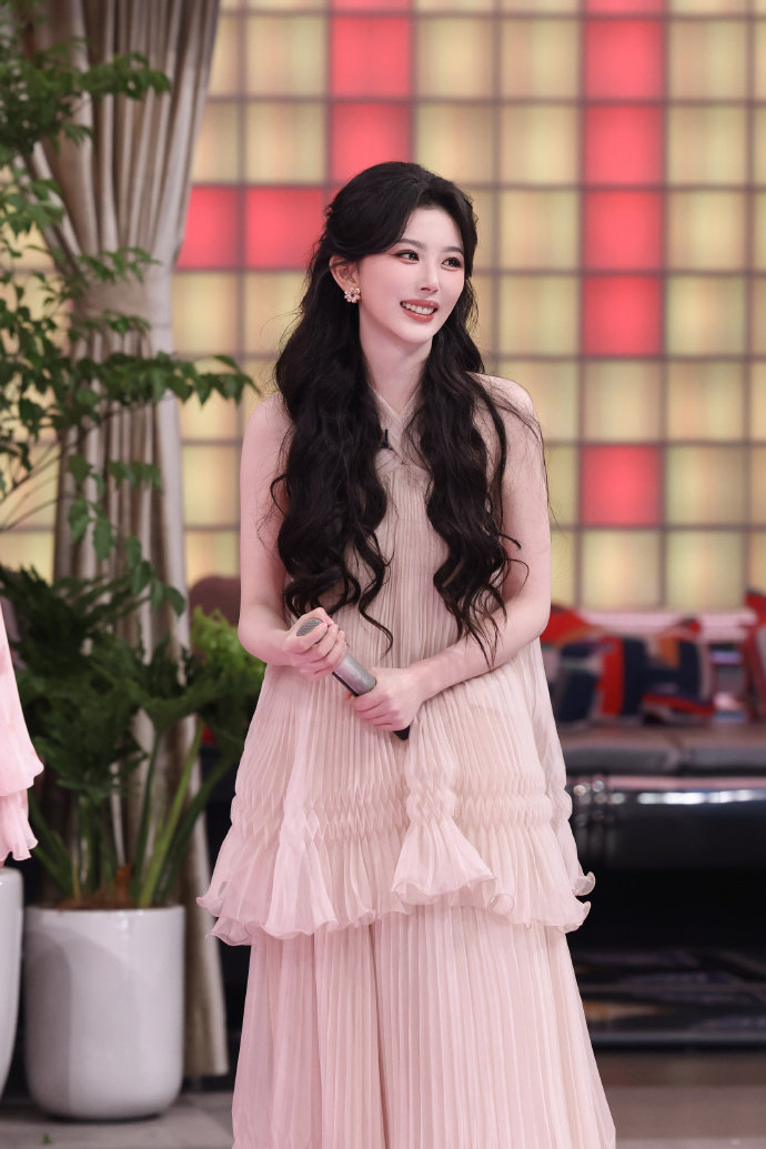 全能尤物孔雪儿孔雪儿你好星期六plog 孔雪儿你好星期六plog ，全能尤物孔雪