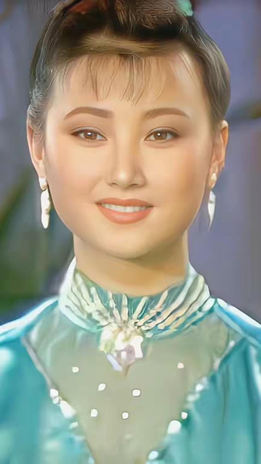 分享高气质魅力女人长相甜美，气质高雅，五官精致，皮肤白皙，素颜高级。