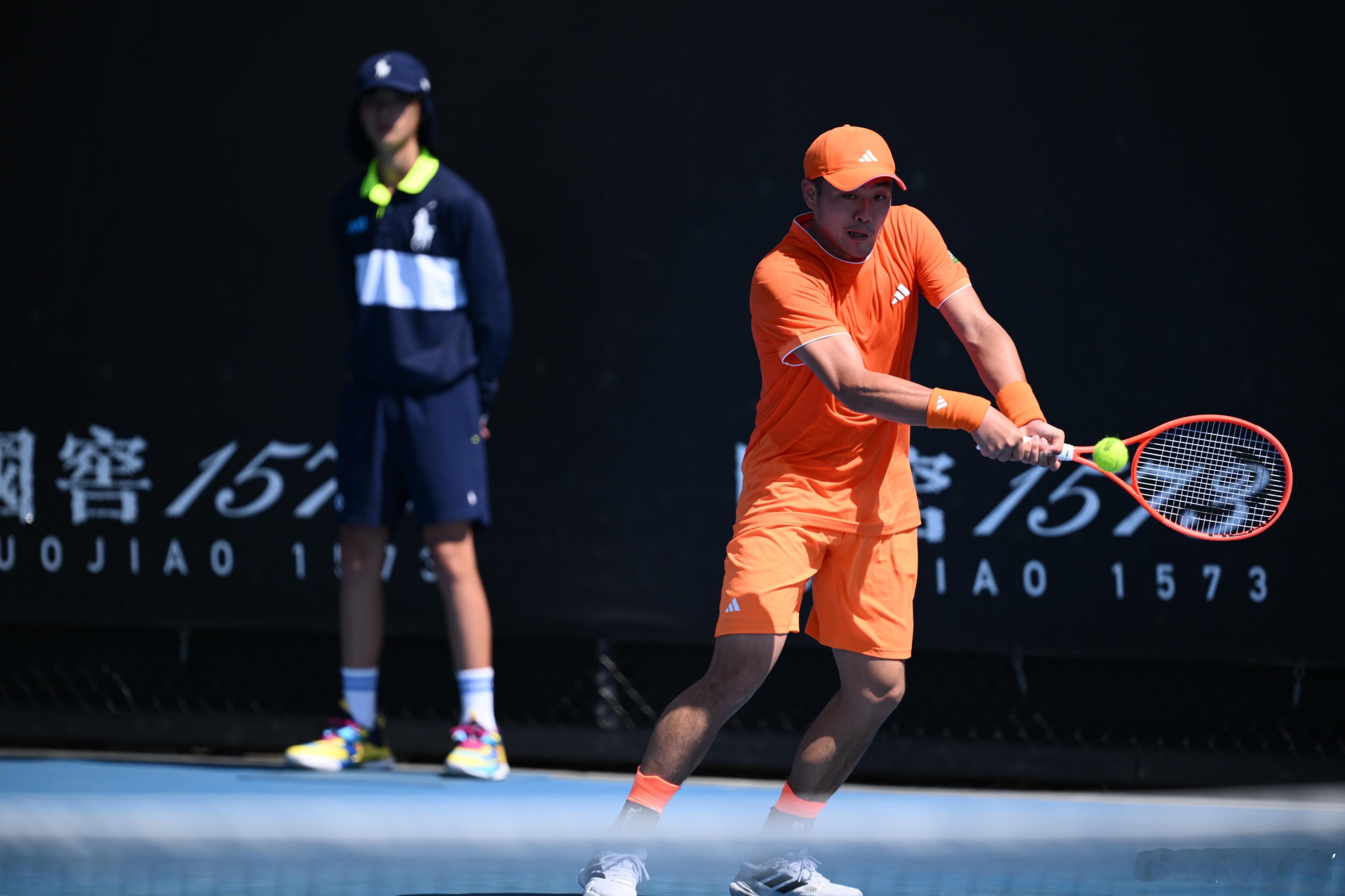 吴易昺vs纳尔迪 纳尔迪6:4扳回一盘。阿昺第三、第四盘加油！如果必须打第五盘，