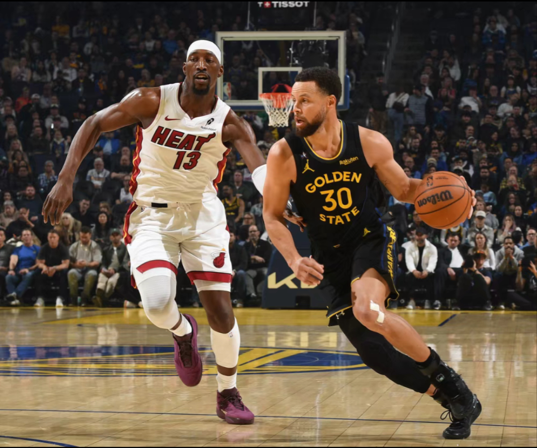 NBA常规赛，勇士以135-112击败热火拿到四连胜。上半场打完勇士领先4分，三