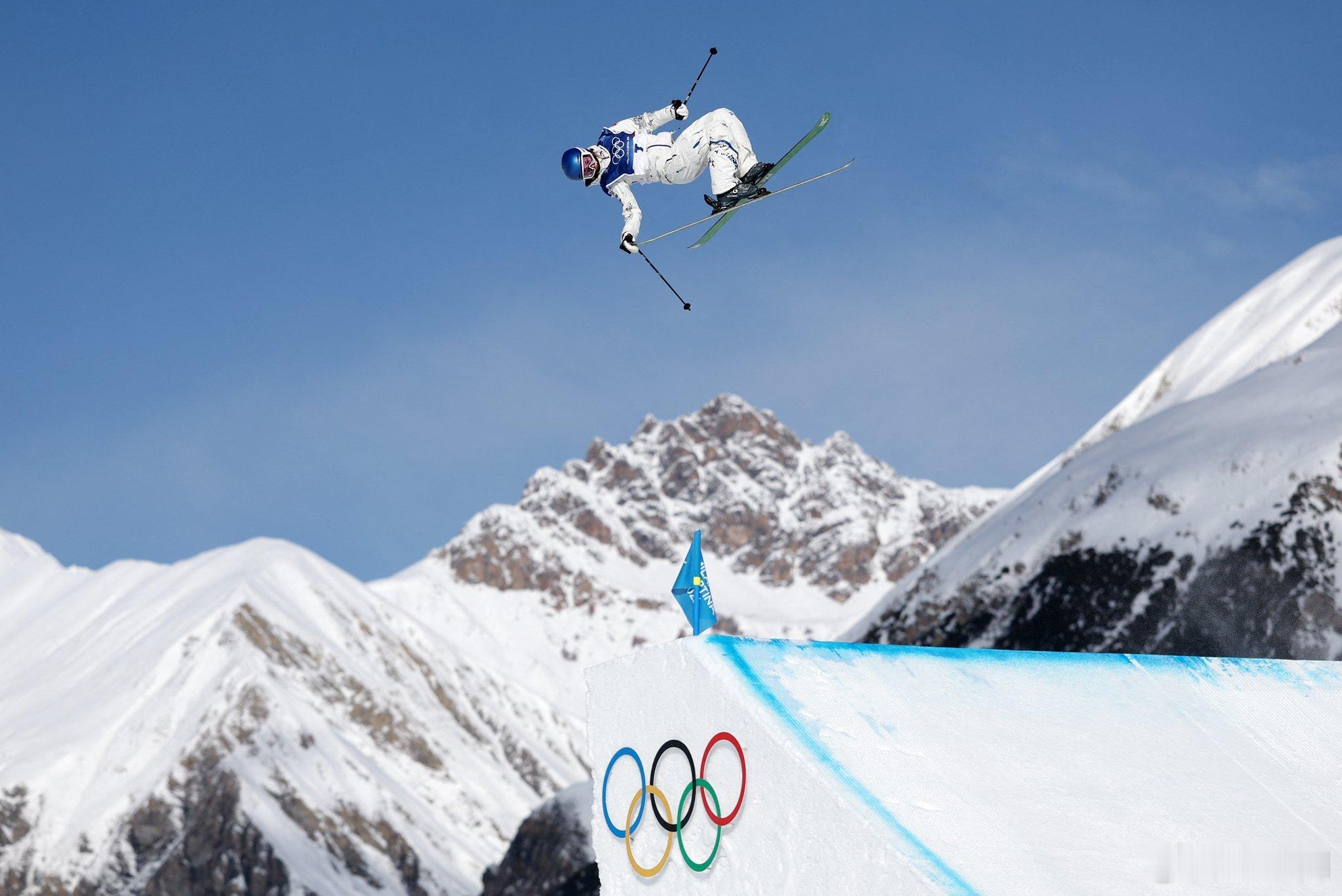 英国王室 🇬🇧2月9日，安妮长公主为自由式滑雪女子坡面障碍技巧决赛的银牌🥈