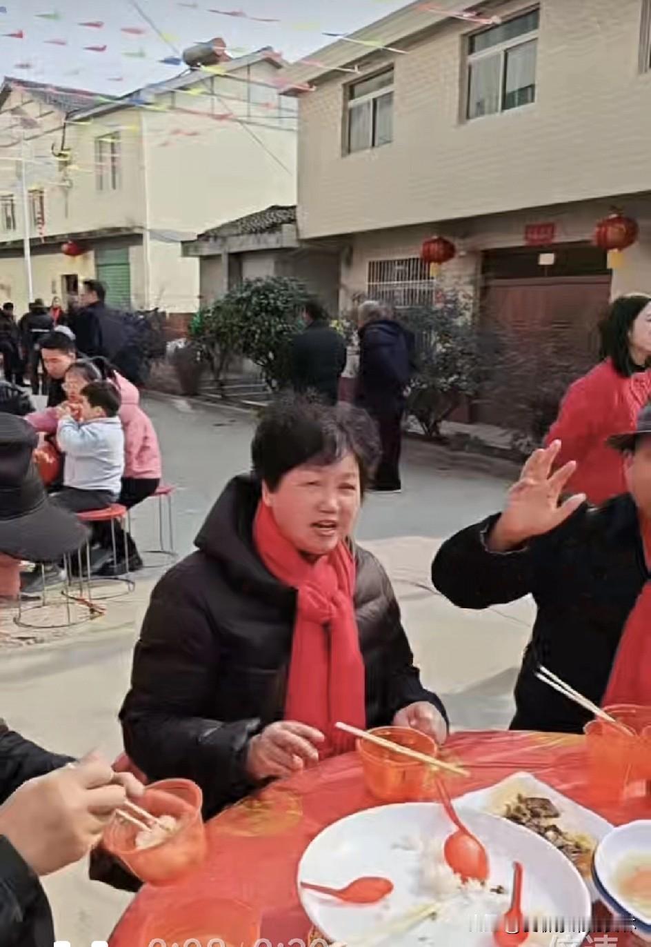 刚哥杀猪宴没吃成，屈家河爬席也没成功，没想到今天倒是在关家镇吃上了农村的大席，简