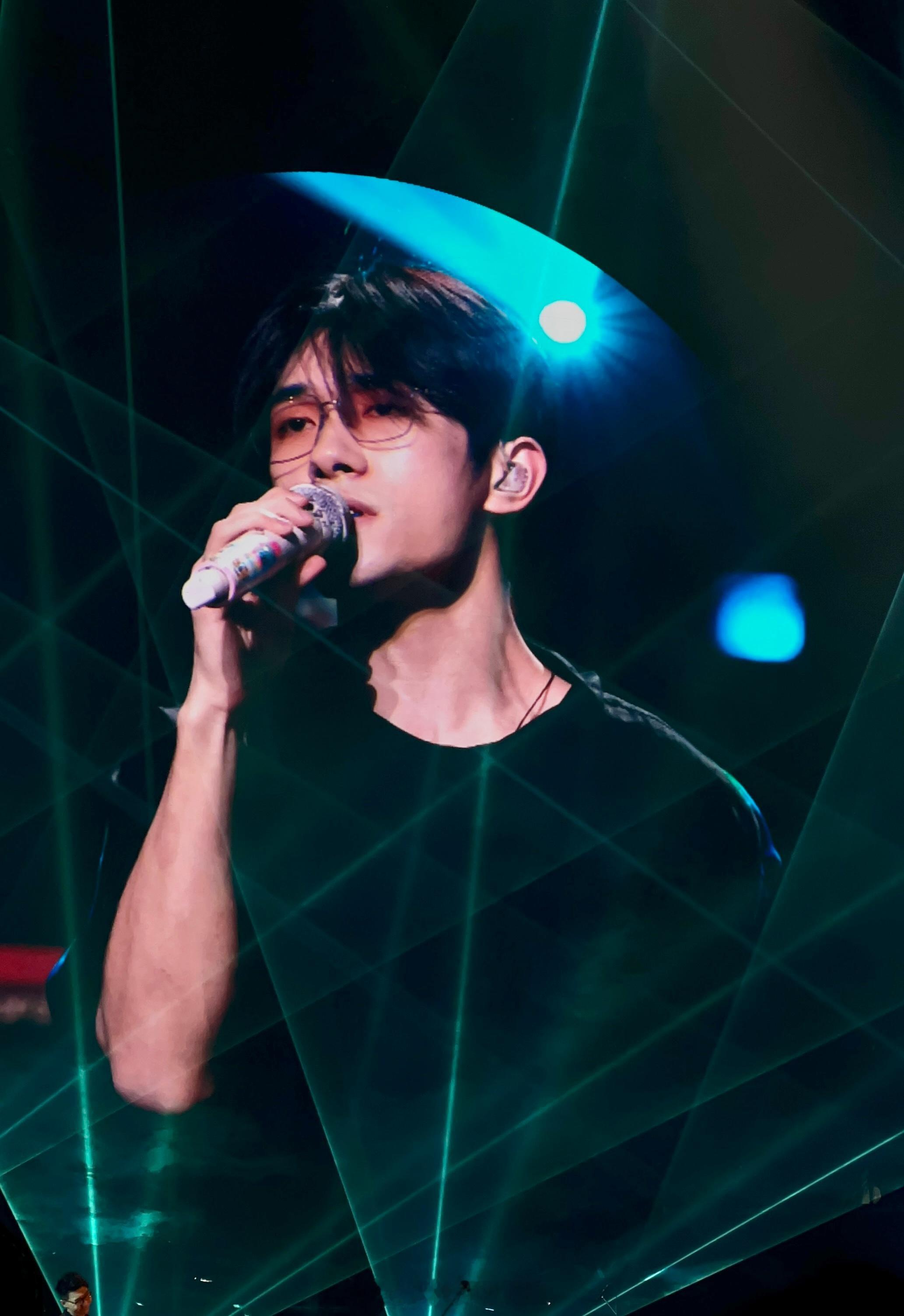 易烊千玺大湾区晚会彩排，期待今晚的舞台！#大湾区晚会来了# ​​​