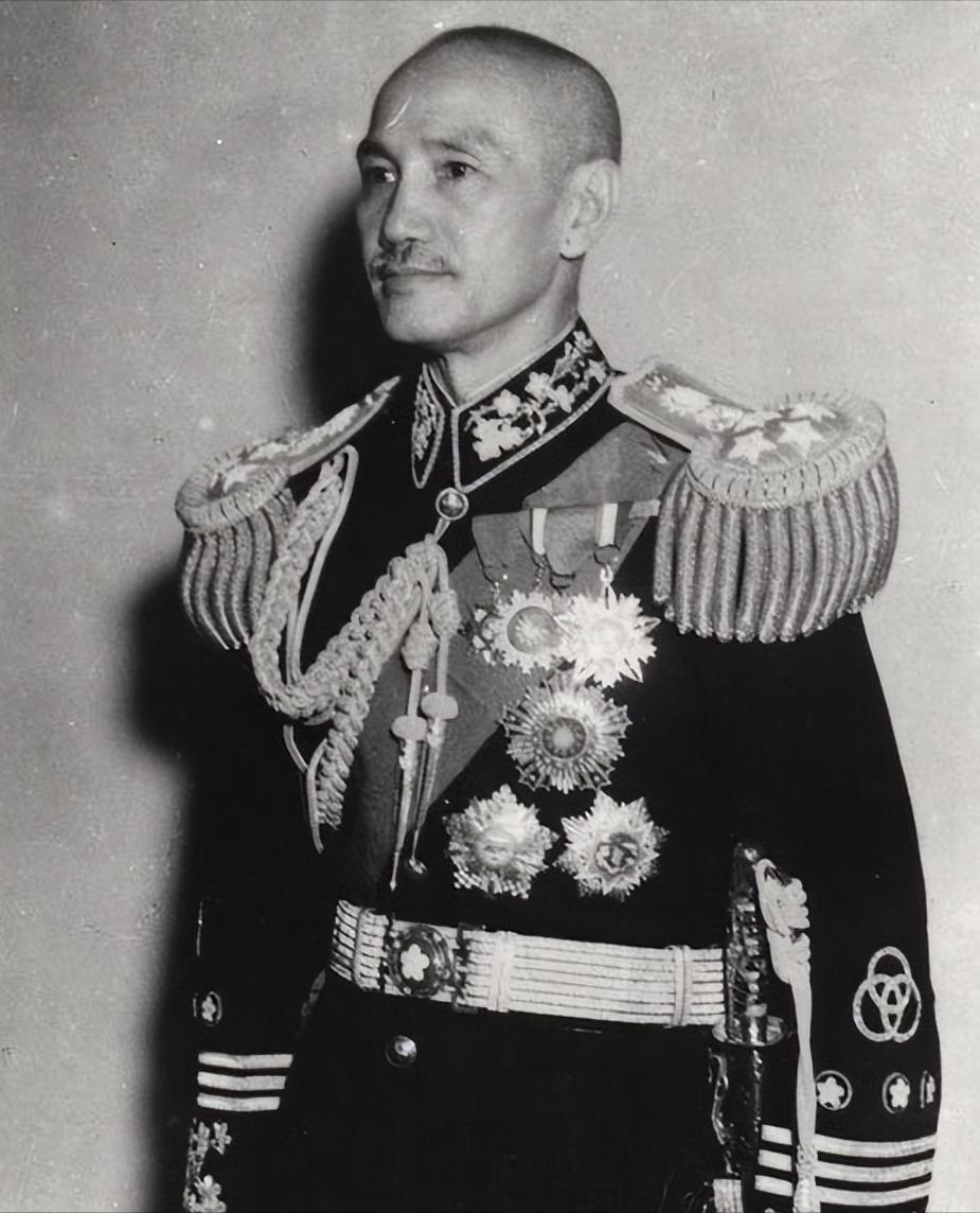 这是蒋介石距离死亡最近的一次！

1949年年底，老蒋败退台湾，解放军高射炮已经