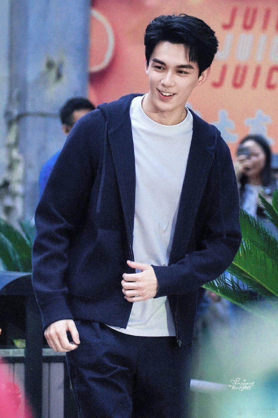 还以为黎簇客串吴磊新戏看来磊磊又要掌握做各类甜品的技能了 ​​​