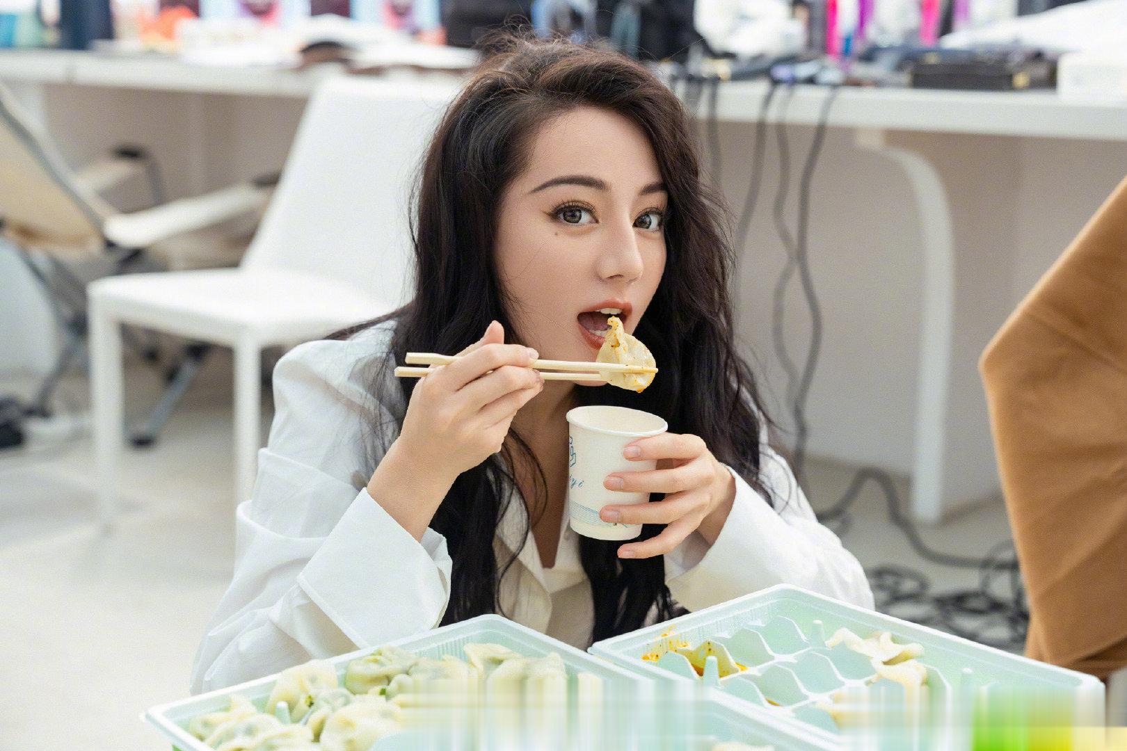 #迪丽热巴冬至随拍##迪丽热巴夹饺子#[哇][哇][哇] ​​​
