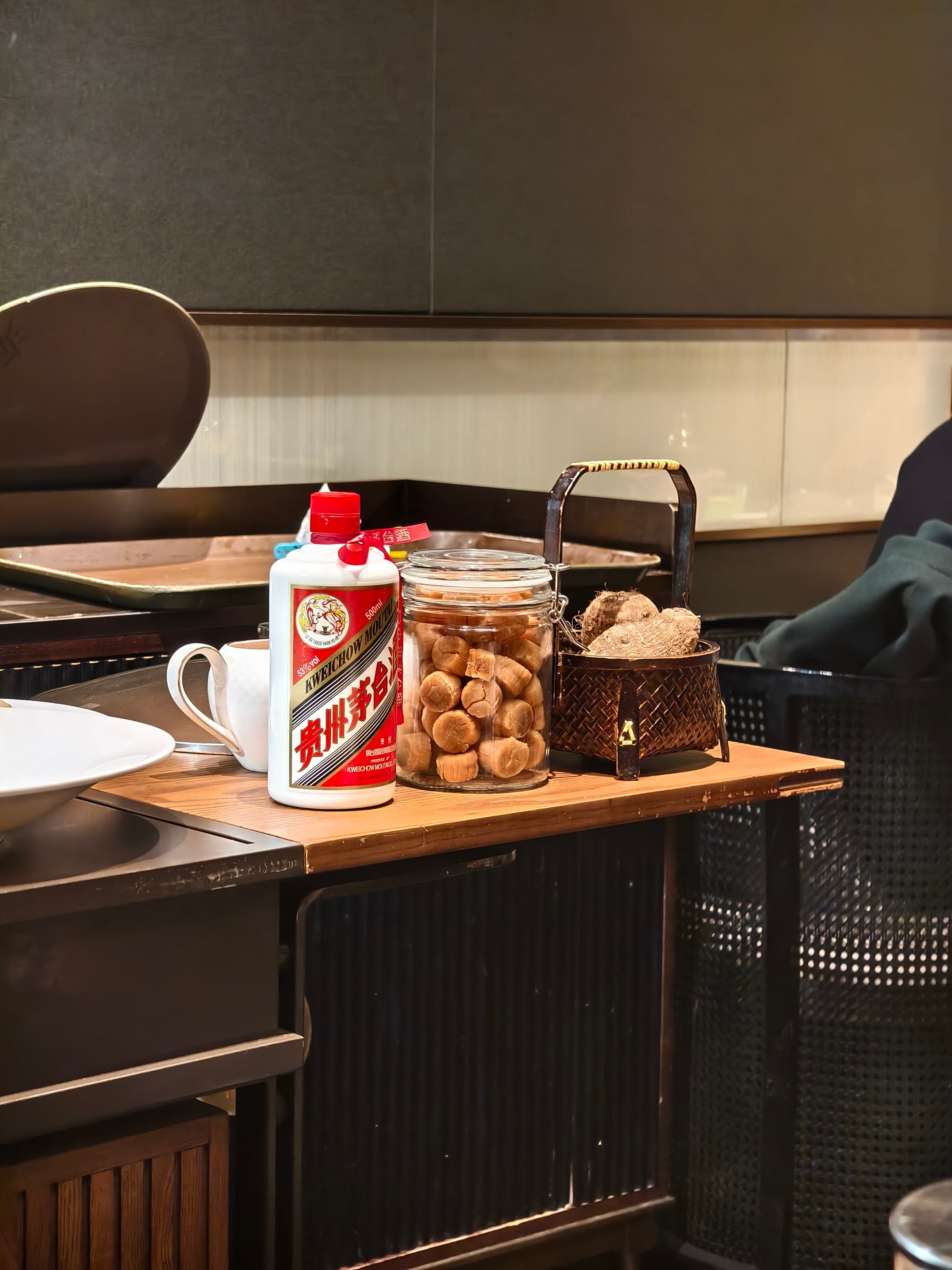 这道菜，还真有点东西，厨师直接现场制作，还加了点茅子，燃起来了。有股淡淡的酒香，