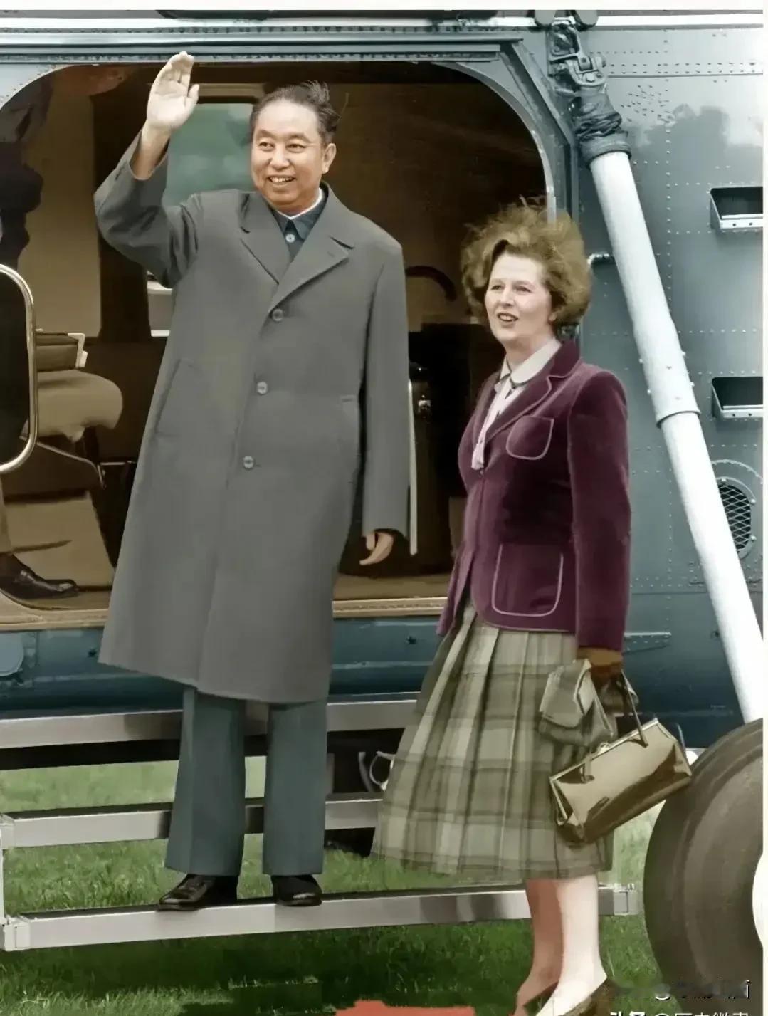 当年华主席访问英国，撒切尔夫人亲自陪同，当时伦敦可谓万人空巷，都来目睹华主席的风