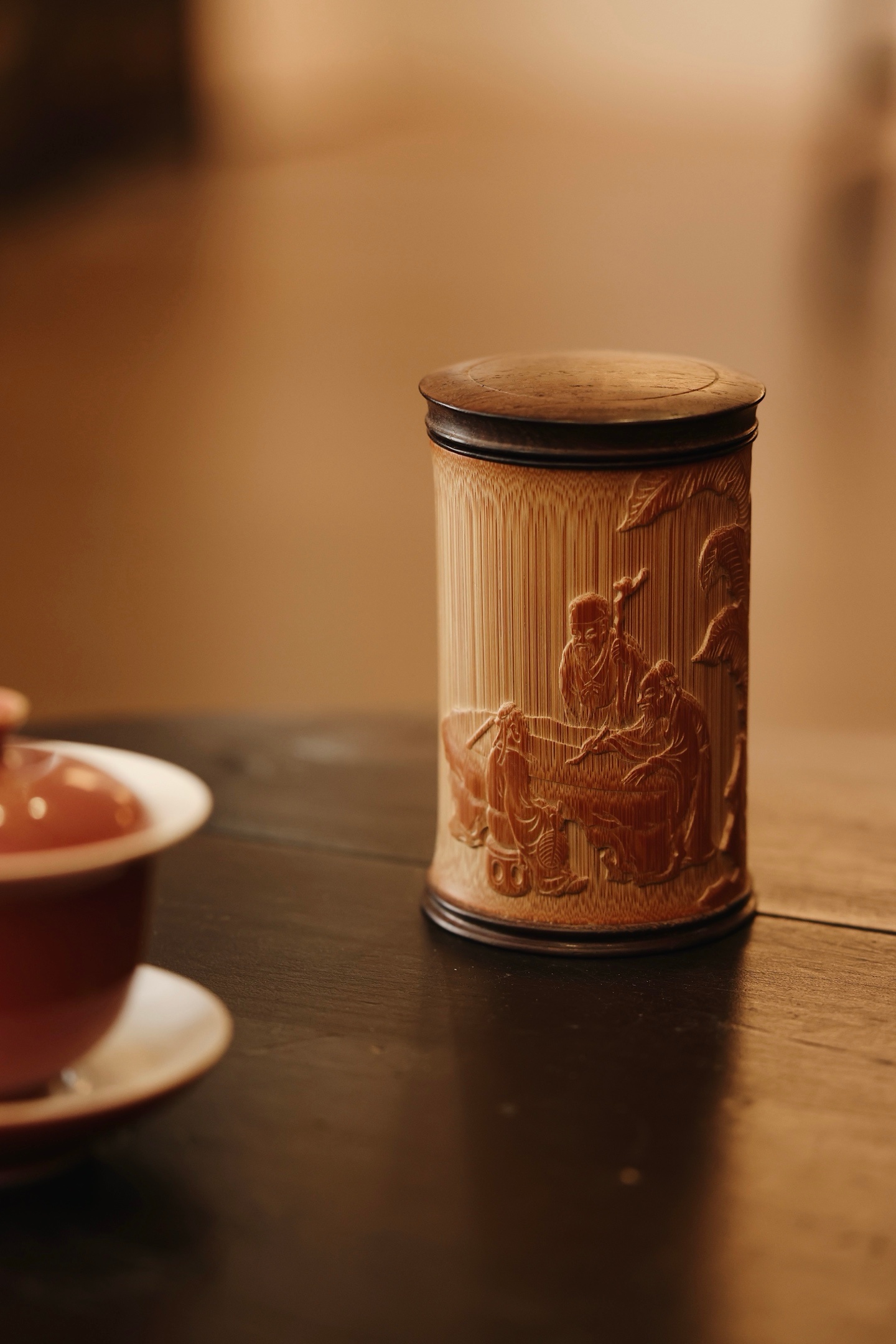 竹雕 | 蕉石雅集 茶叶罐以老竹为材，罐身雕刻芭蕉展叶，奇石错落，高士三五围坐，