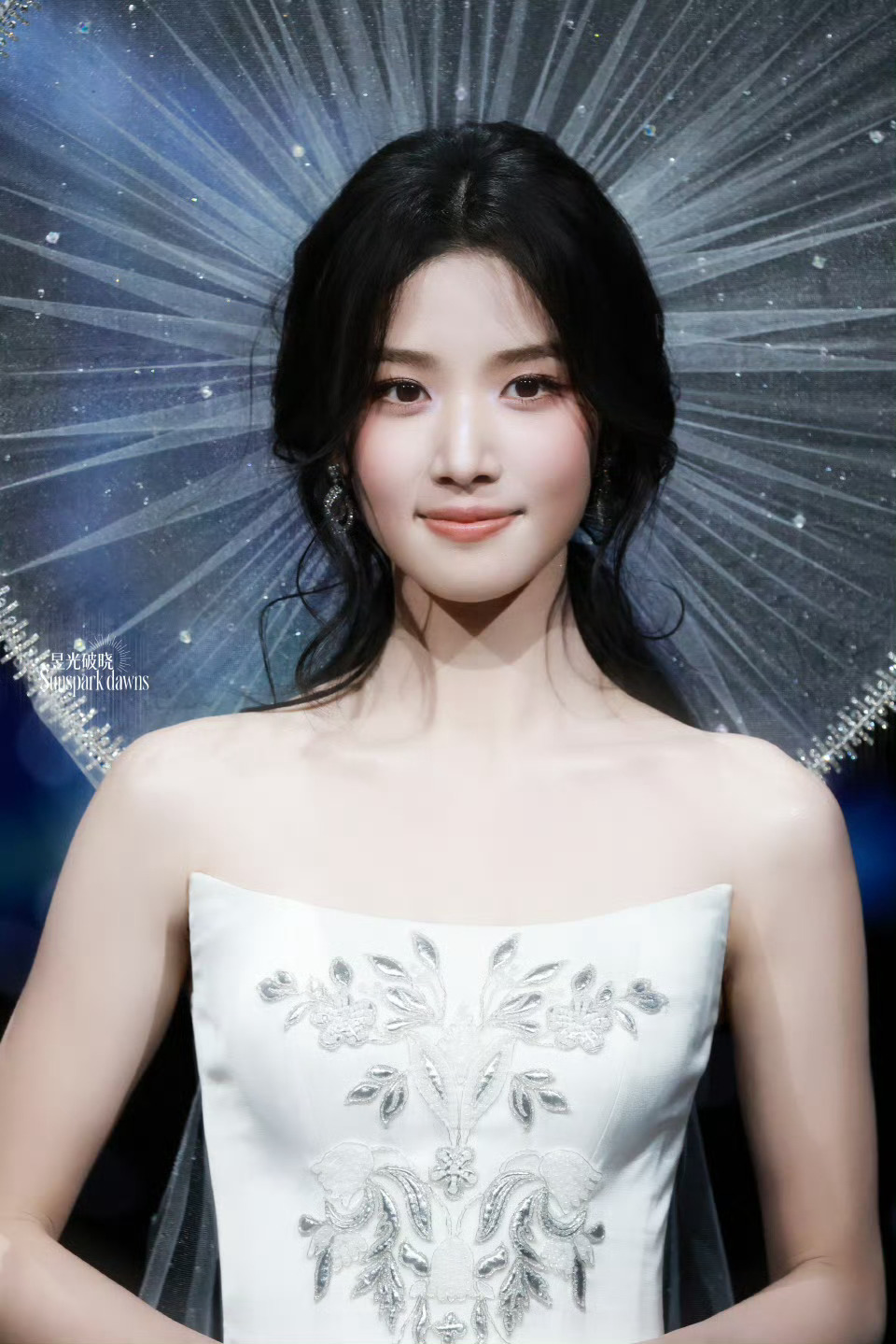 卢昱晓美神怼脸卢昱晓今日的造型太戳我了，妥妥的白月光气质，温柔又干净，看着就像铃