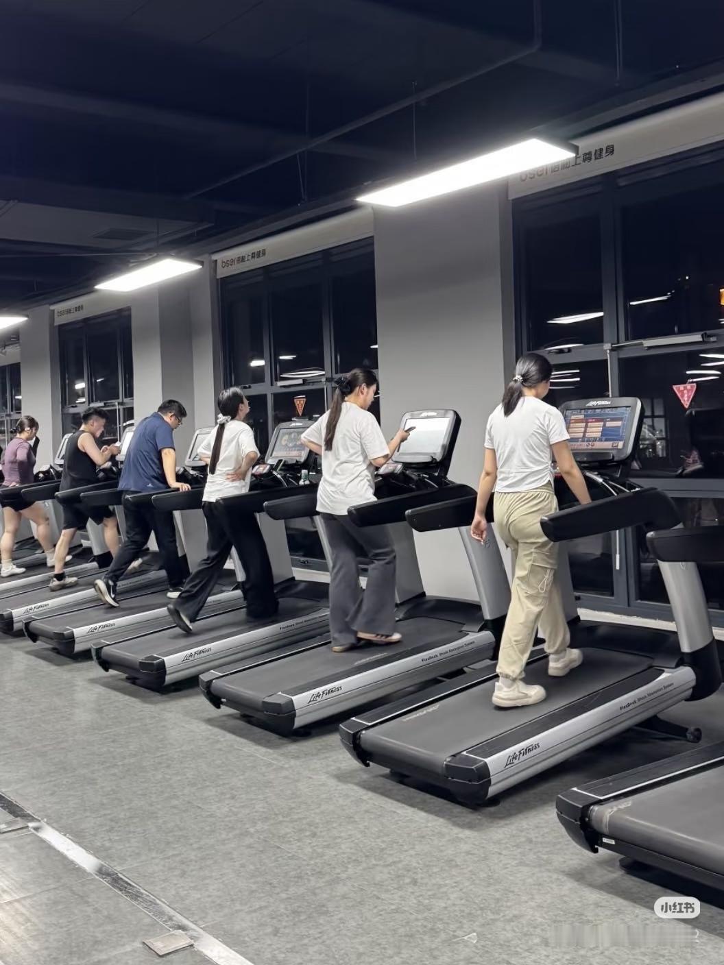 被吹上天但买了没屁用的几样东西，全是智商税：

家里那台跑步机，现在正稳稳当当地