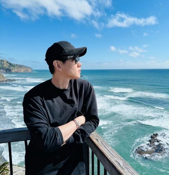 林俊杰 脱粉 他不是爱豆阿！！更何况人家都40岁了！谈个恋爱怎么了[摊手] 难道