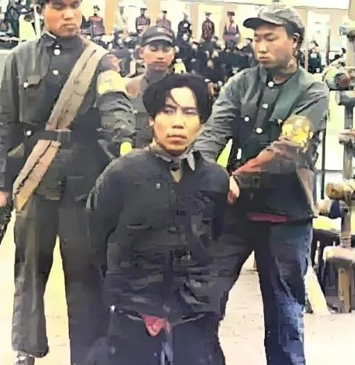 1951年1月，戴笠的儿子戴善武被五花大绑，跪在地上即将被执行死刑。被枪毙的时候