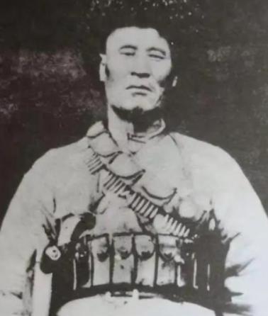1949年12月，解放军在追击马家军残匪时，司号兵杨忠孝打死了一个穿着与众不同的