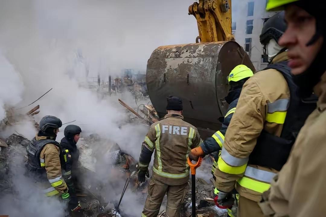 果然不出所料，俄罗斯趁机对乌克兰发动了猛烈轰炸，包括基辅在内的多个城市都遭到了袭