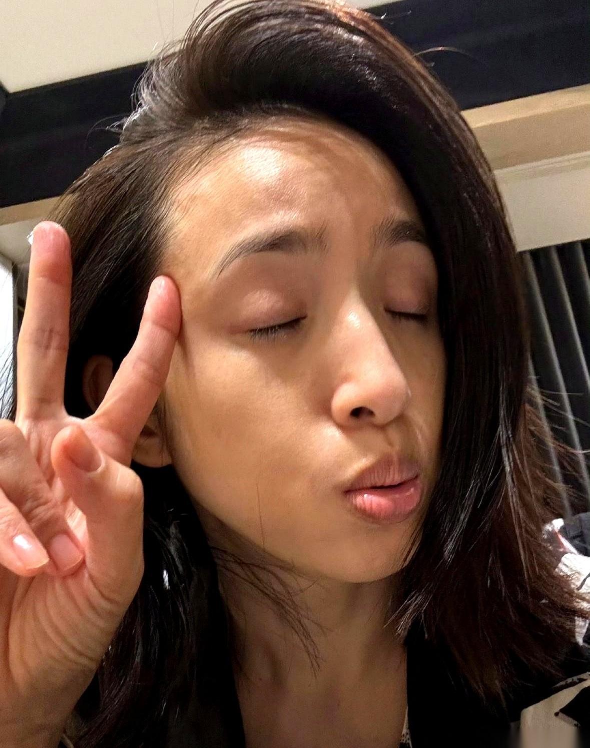 终于有个女明星，敢把刚休产假、精气神全被掏空的样子，就这么怼在镜头前了。
没滤镜