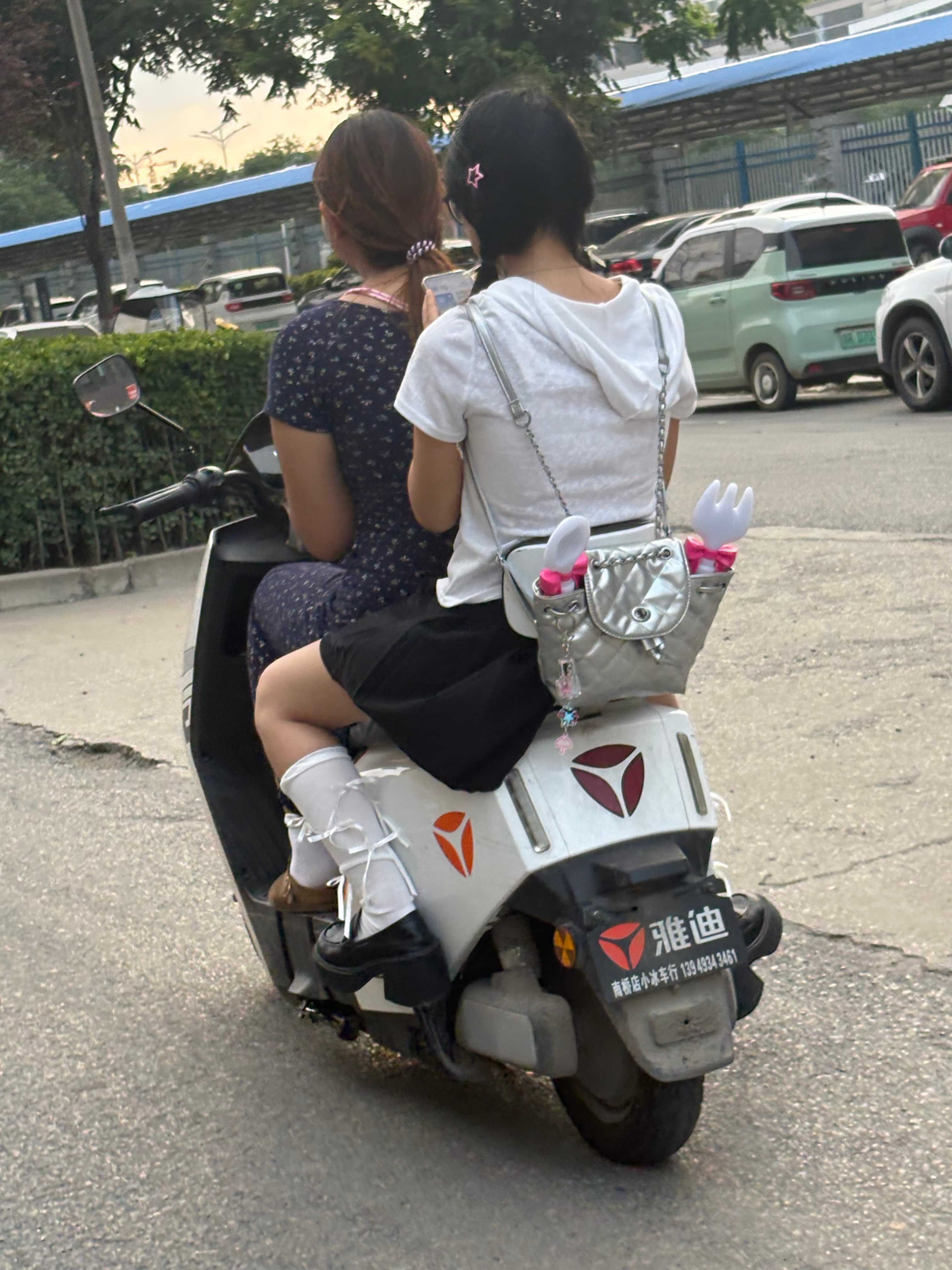 我丢！第一次在我们这个小县城碰见wpp！！！前面那个不出意外也是