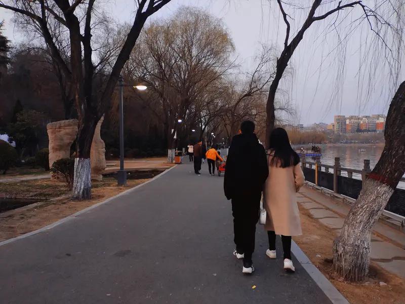 婚姻里过得最累的那个人，从来不是赚钱最多的，而是脾气最好的那个。

我表姐结婚二