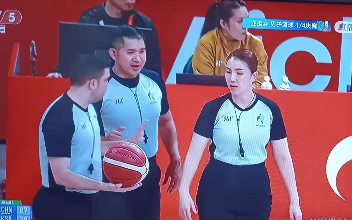 这位美女裁判，真不错。人美且执裁公平公正，水平还蛮高。在中国男篮1/4决赛VS沙