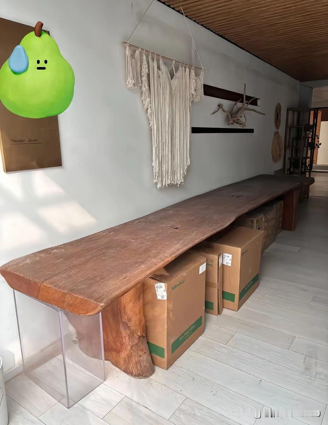 公司搬家，搬家桌摆 一块板加两橙脚被称为桌（如下图）？老板说让她卖掉，开价一万元