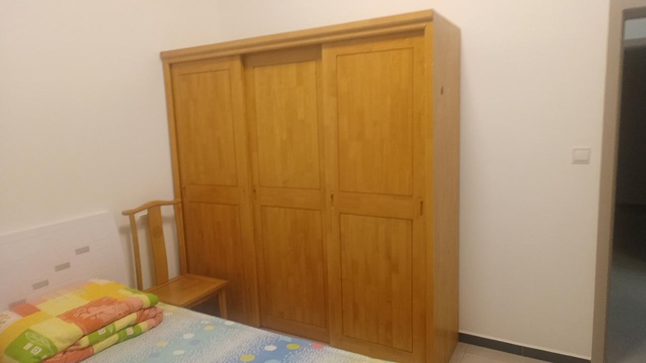 你们看值不值

昨天，去了旧家具市场，看中了一套组合柜。

这套组合柜是黄色的，