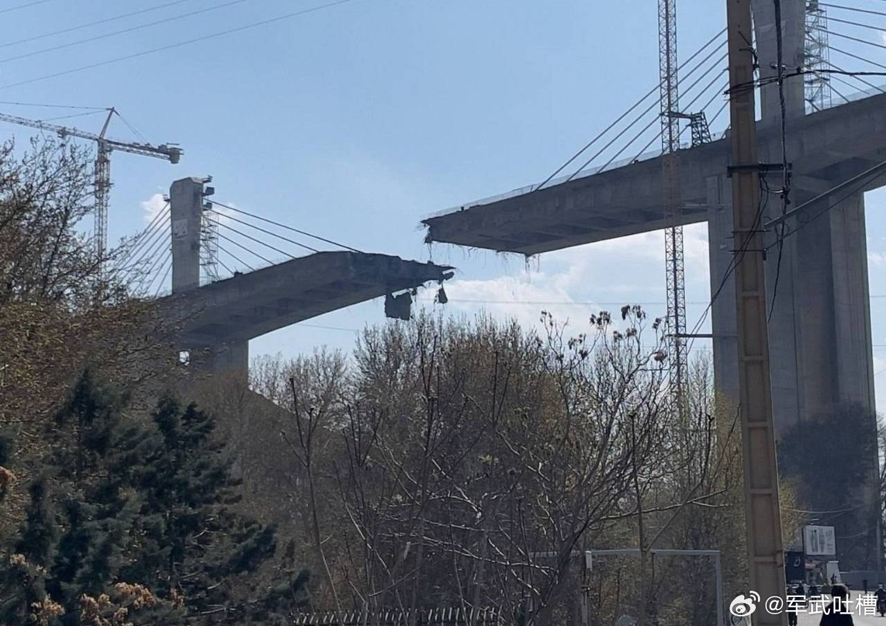 兄弟们，美国和以色列已经开始对伊朗的交通运输系统开始轰炸位于伊朗北部卡拉季的中东