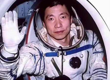 杨利伟为什么后来再也没有登天？其实，他能够活着回到地球就已经是万幸，在他攀登太空