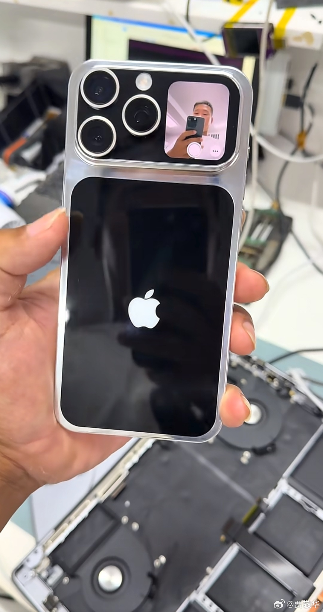 有网友说这是小米17 Pro Max。其实，这是华强北iPhone17 Ultr