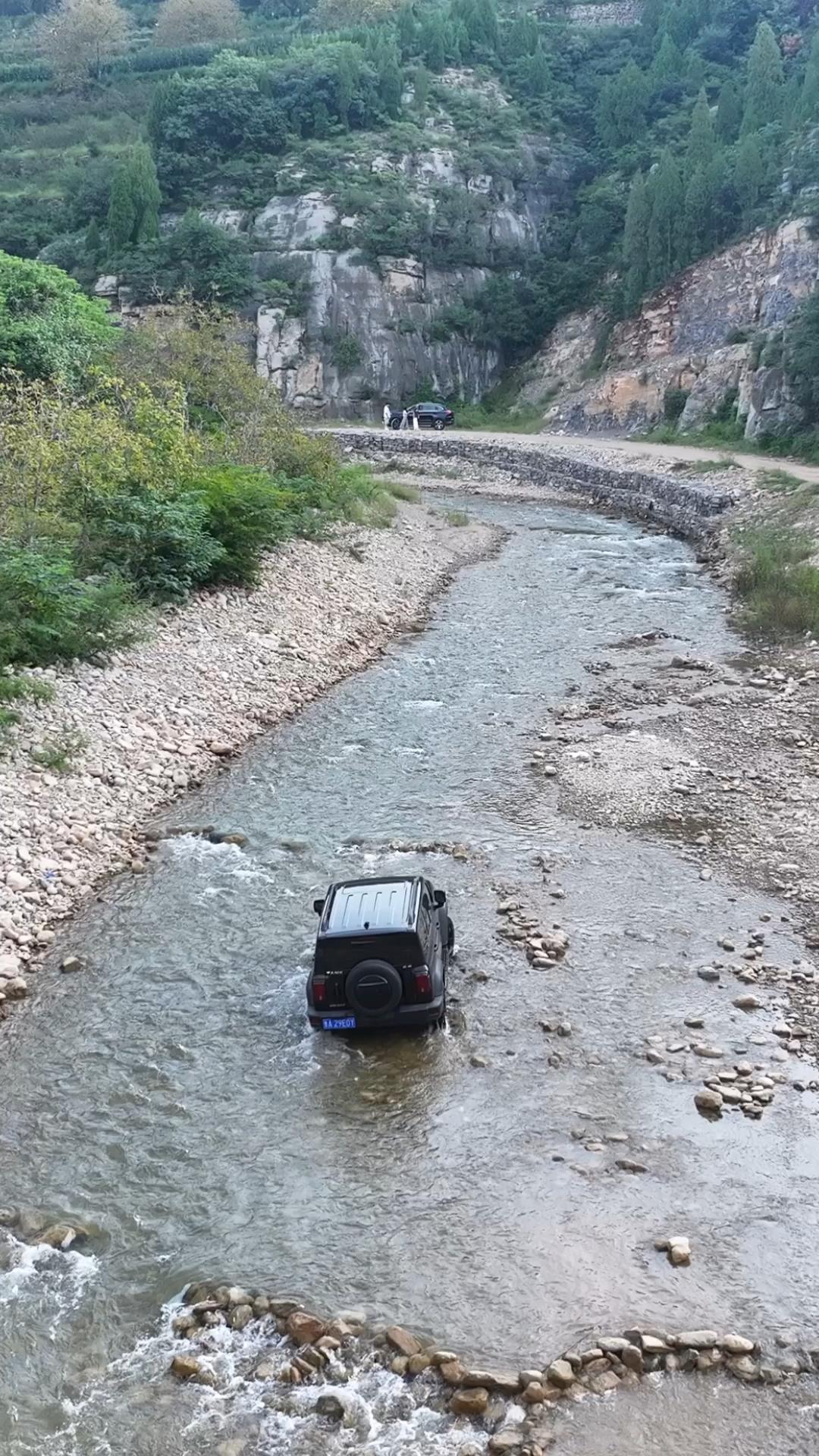 再说一段越野出去玩时候经常碰到过水的经验吧
越野涉水千万别凭感觉硬冲，下水前先下