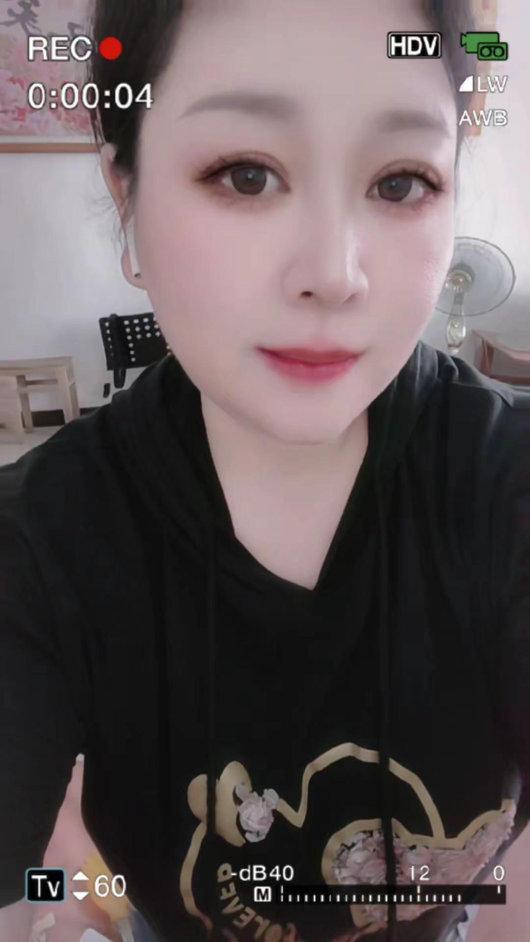 到了这年纪，就多听听这歌，无法从来的日子，照顾好自己，哭着笑着都是一辈子……