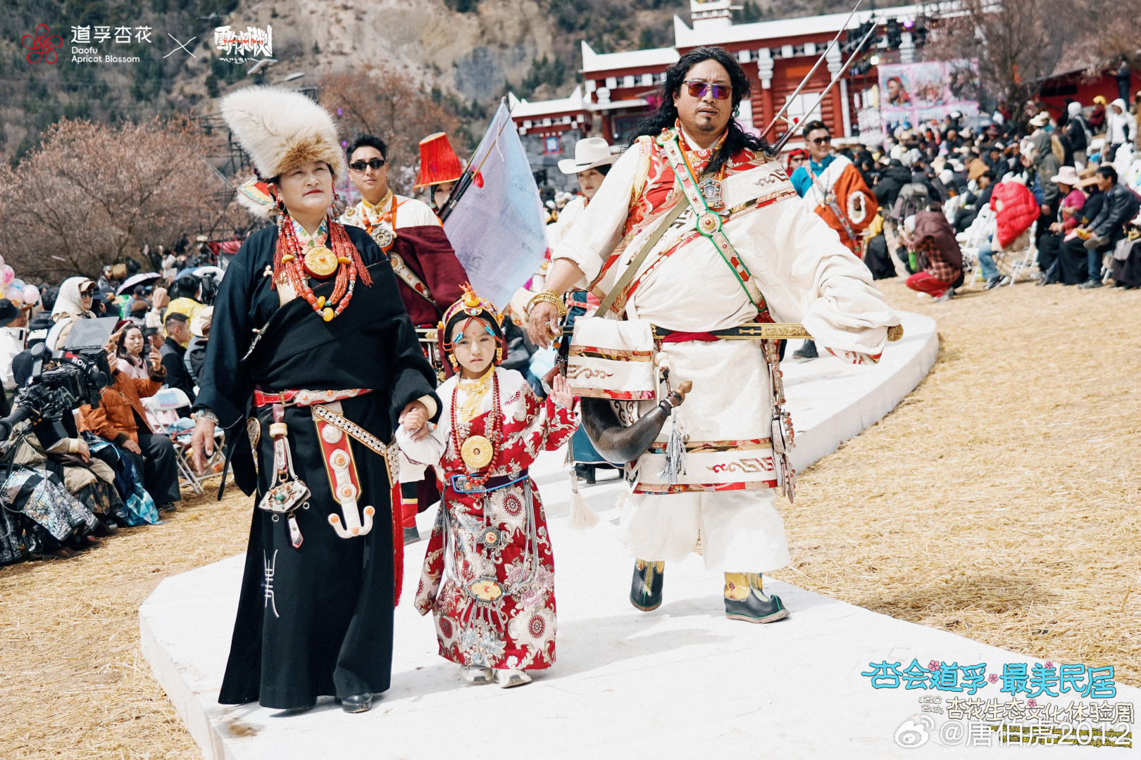 四川道孚村装秀太潮了道孚这场杏花林里的村装秀，比四大时装周的后花园还让人心动。没