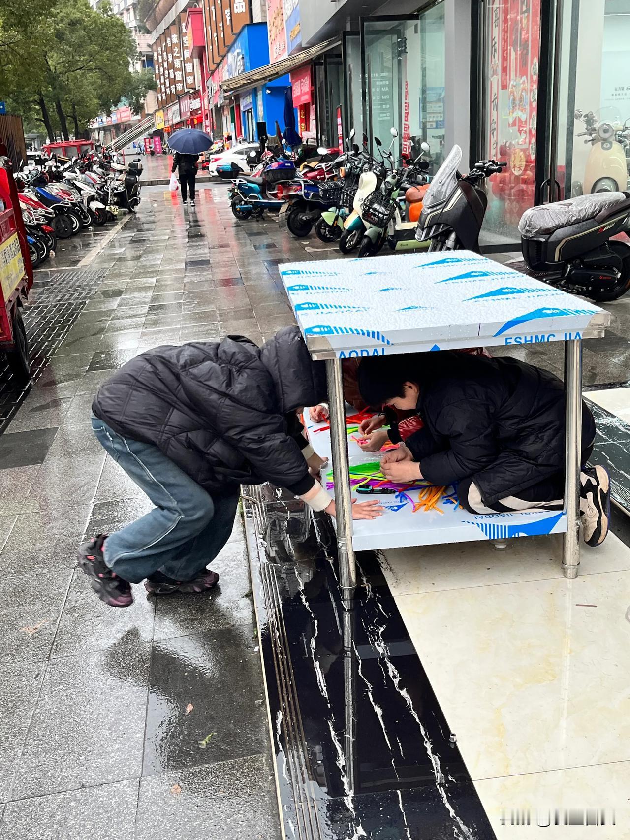 躲在雨中玩耍的小朋友