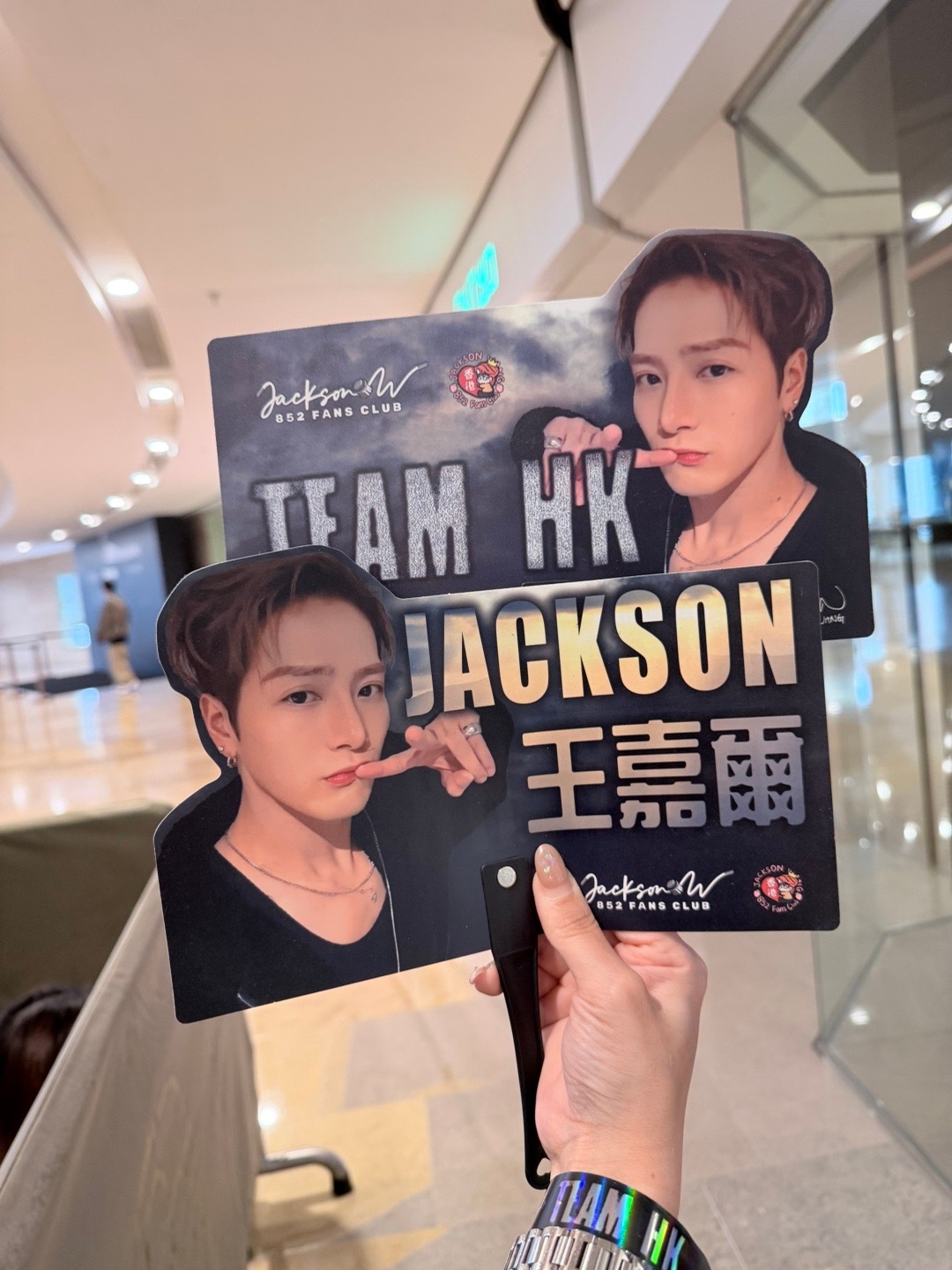 全员黑色就是王嘉尔粉丝了😂 