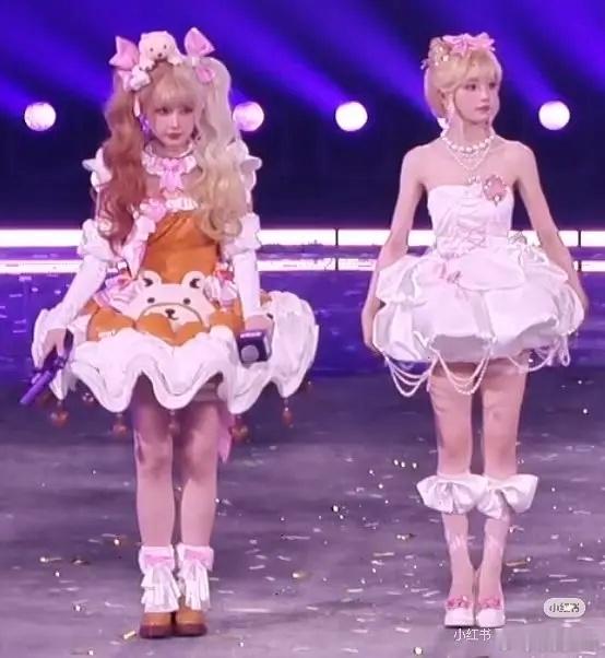 虞书欣跟别的女明星同框对比，显得头好大 