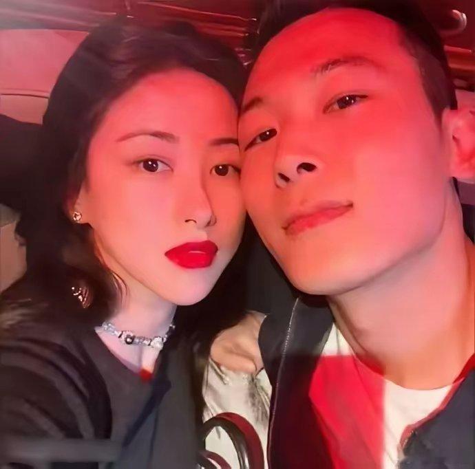 朱珠真牛，不愧是女中豪杰，她老公晒她化妆桌，照片是亮点 