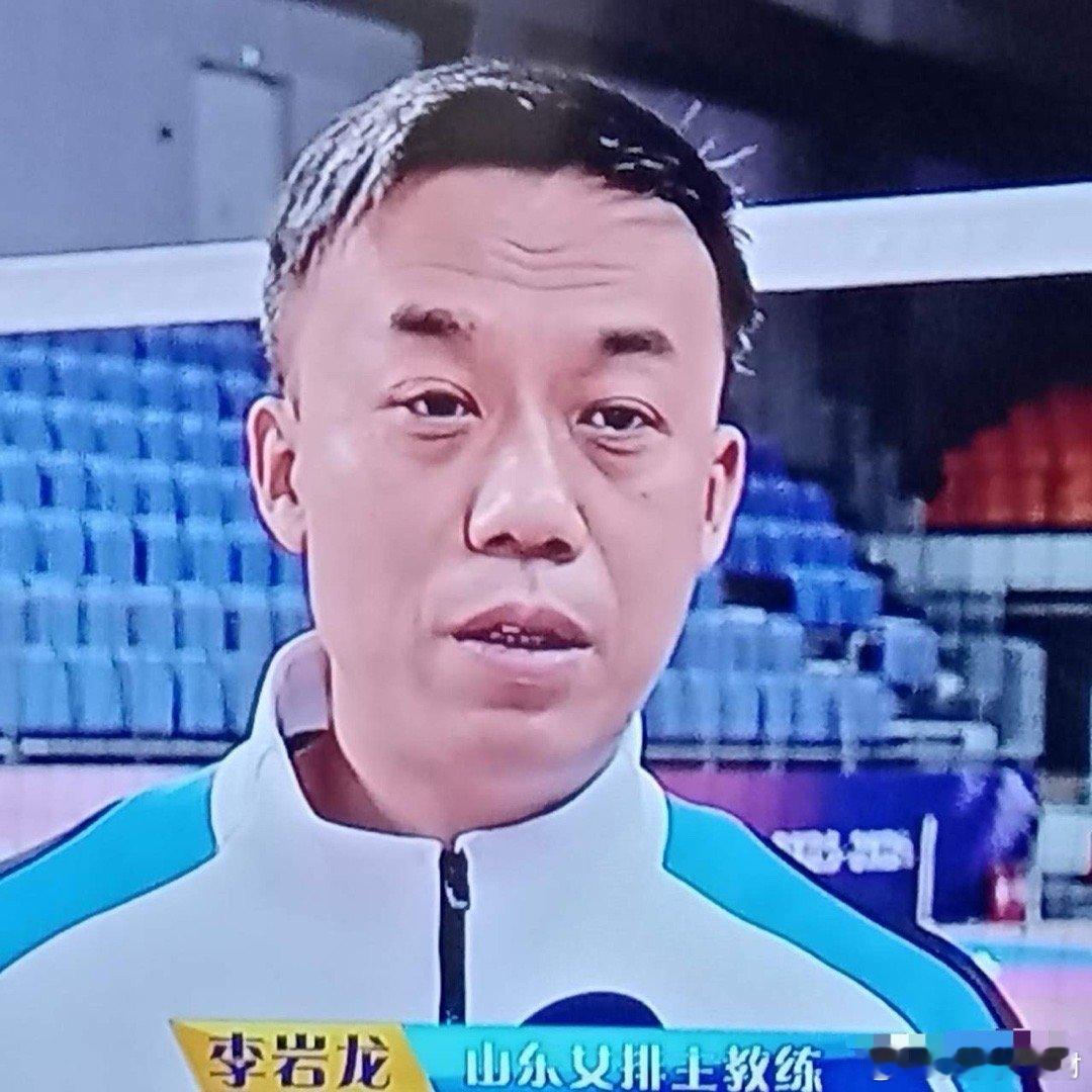 在今晚进行的全国女排超级联赛第7轮，山东队主场以0：3负于上海队。赛后，山东队主