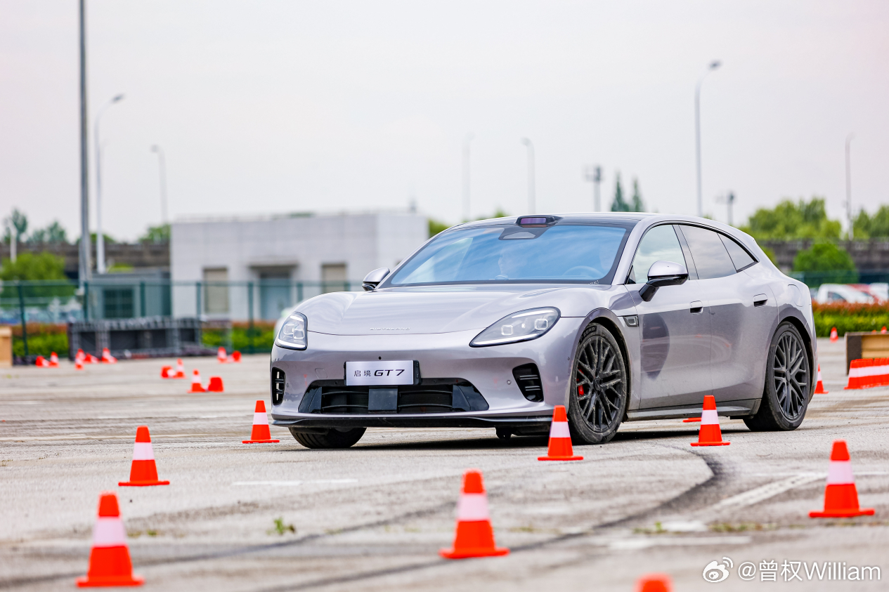 启境GT7上市24小时大定5200台，开局稳健。试驾"场地+公共道路"双模式，高