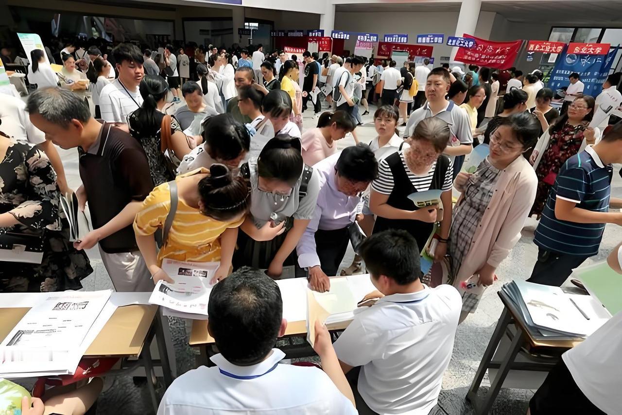 大学专业，选热门还是选热爱？普通人别再纠结了
填志愿选专业，大概是每个高中生最迷