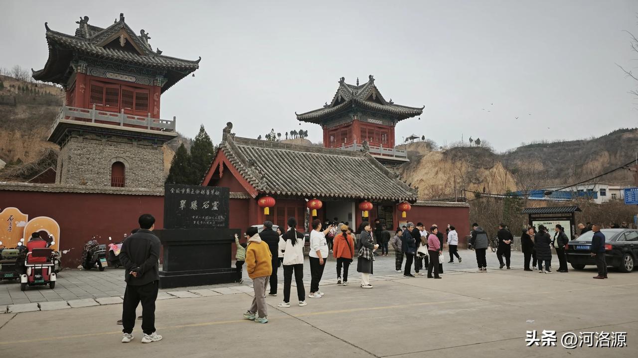 客流涌动！巩义石窟“三八”节免票女性游客爆棚，景区热闹非凡三八节 景区免门票 看